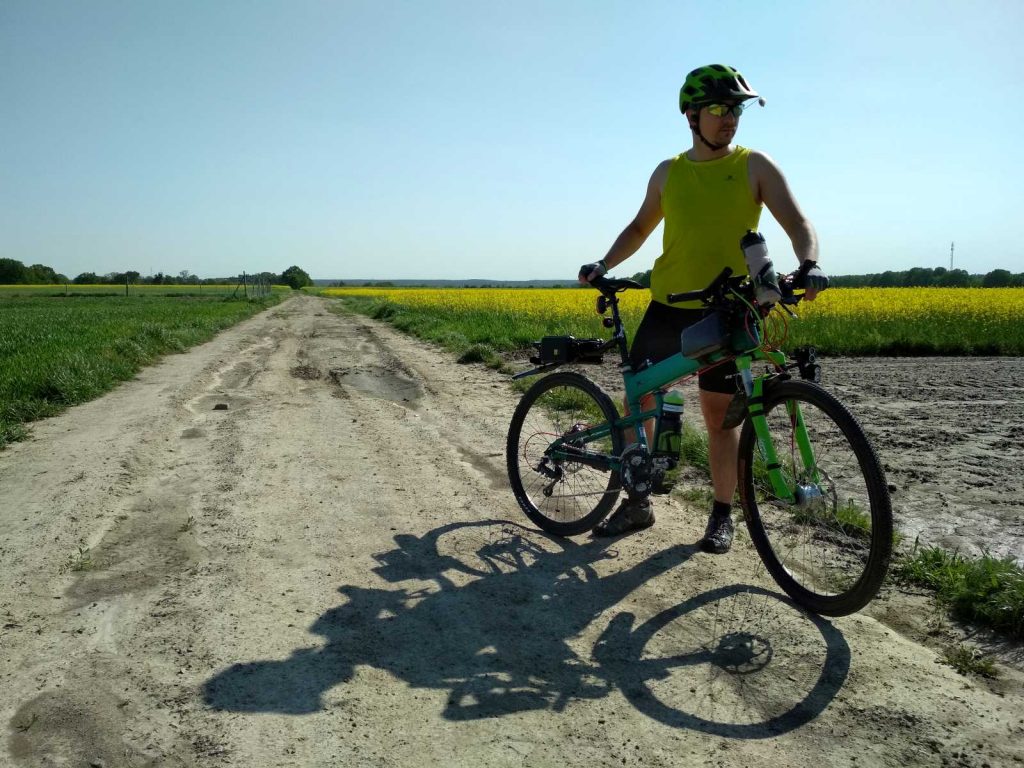 Zdjęcie roweru składaka 69-era i autora tekstu