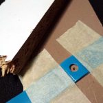 Centrowanie otworu rowerowej opaski na obręcz w prowizorycznym uchwycie