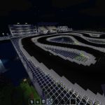 Minetest Infrastructure Mod — tor wyścigowy z trybunami i garażami oraz zapleczem gastronomicznym