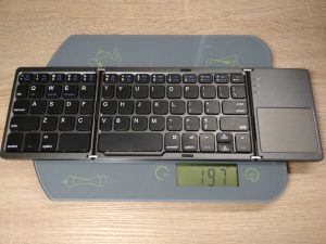 Mobilna klawiatura składana bluetooth waży ok. 197 g