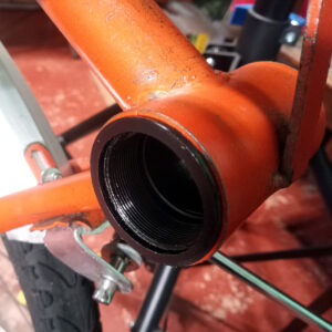 Tuleja redukcyjna 73 mm BSA w mufie suportowej roweru Romet Jubilat