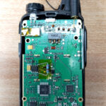 Radiotelefon Baofeng <span class="caps">BF-T1</span> z przylutowanym rezystorem 27 kOm na taśmie kaptonowej